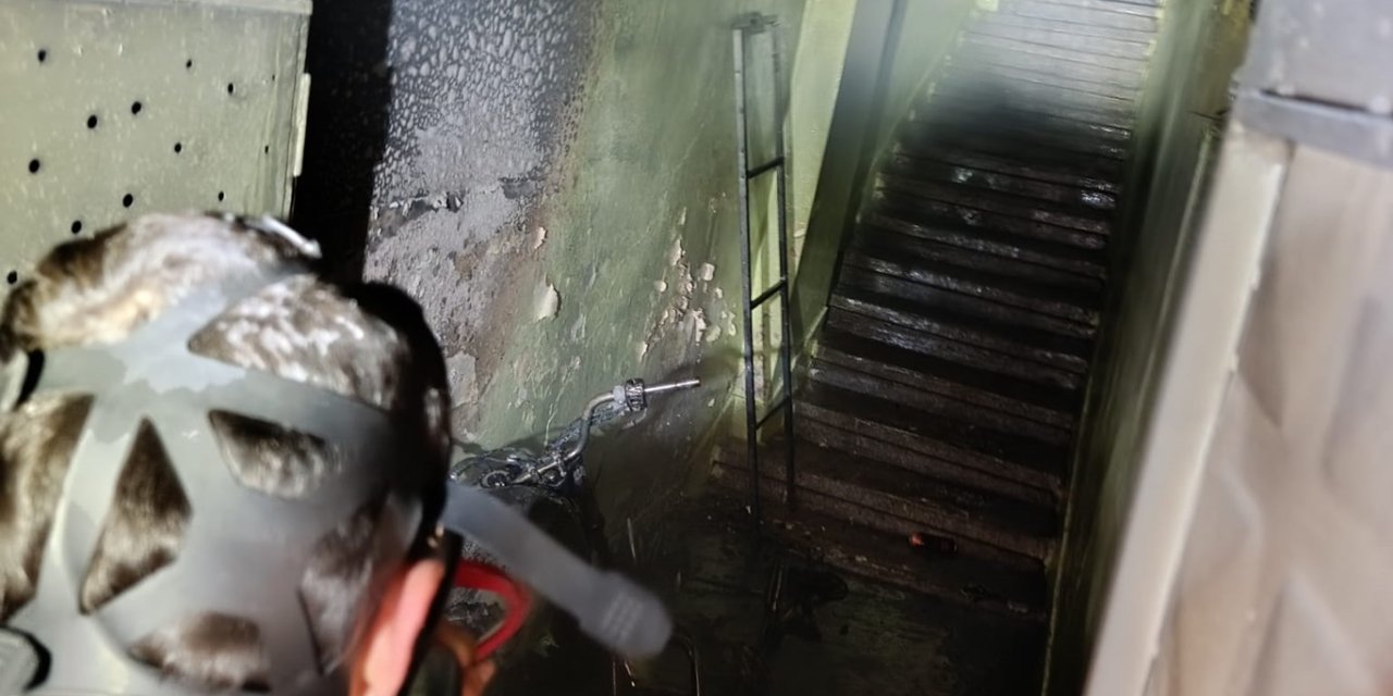 Batman'da apartman girişinde çıkan yangın paniğe neden oldu