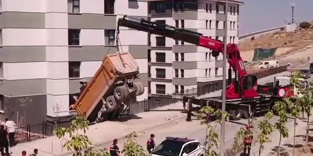 Malatya'da freni boşalan kamyon TOKİ konutlarına çarptı: Bir yaralı