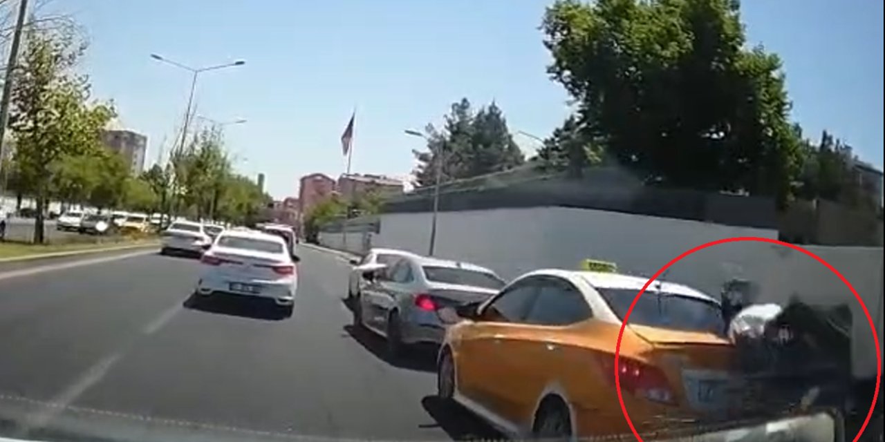 Diyarbakır'da motosikletin araca çarpma anı kameralara yansıdı