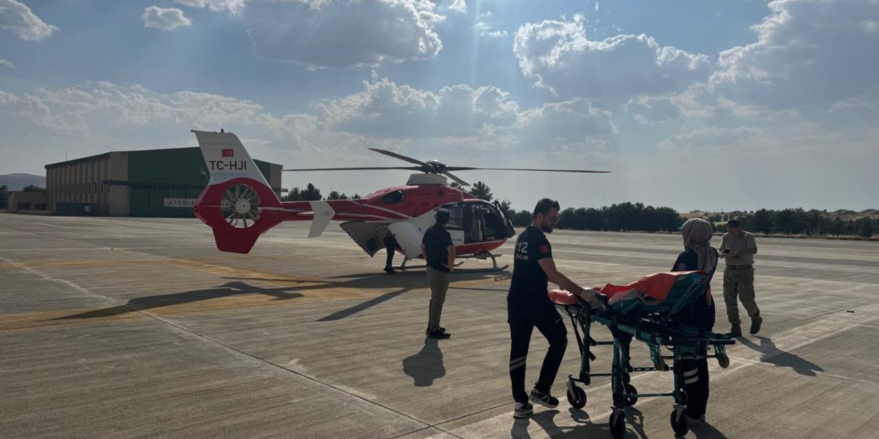 Siirt’in Şirvan Yayladağı Yaylası’nda beyin kanaması geçiren kadın hasta hava ambulansıyla hastaneye ulaştırıldı