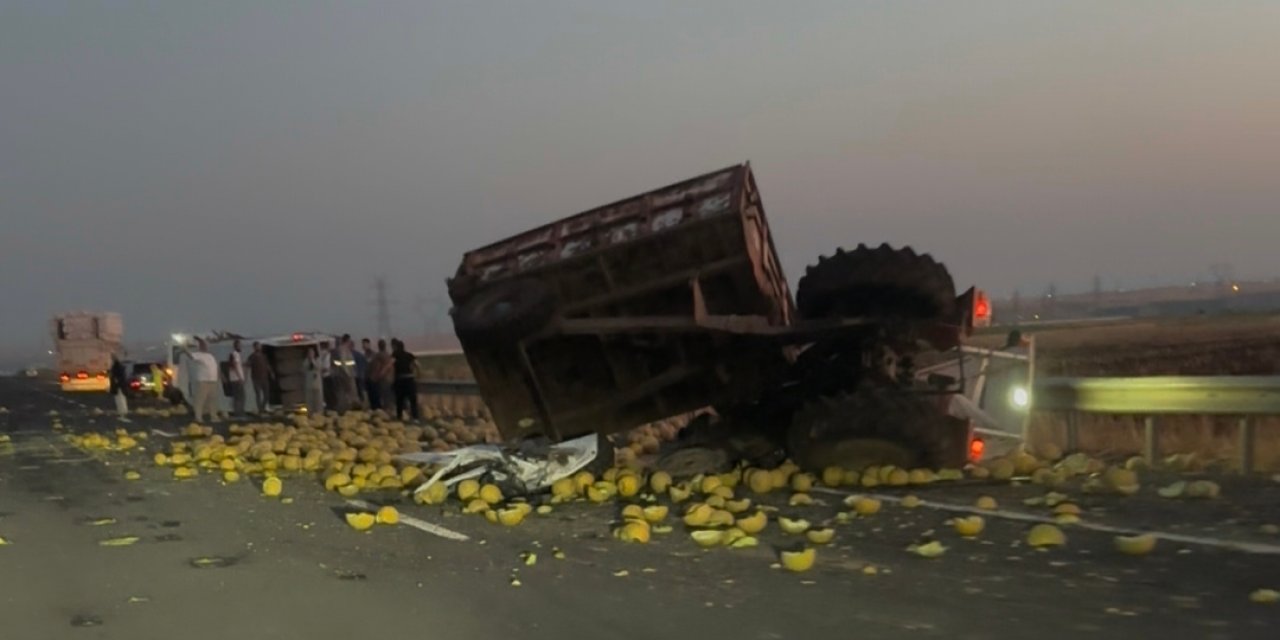 Çınar'da minibüs ile kavun yüklü traktör çarpıştı; 2 ölü, 4'ü ağır 9 yaralı