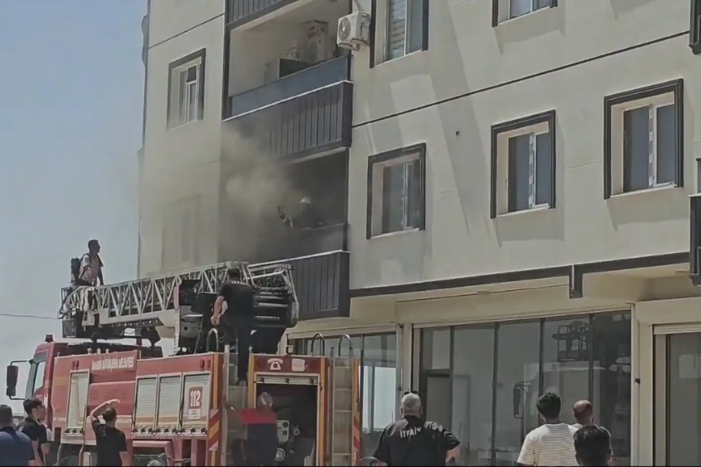 Mardin’in Nusaybin ilçesinde 5 katlı apartmanda yangın: 1’i bebek 3 kişi dumandan etkilendi