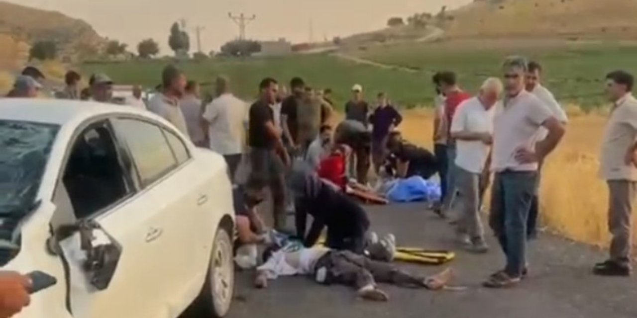 Mazıdağı Evciler (Qêsrîk) Mahallesi'nde otomobil ile motosiklet kafa kafaya çarpıştı: 2 ölü