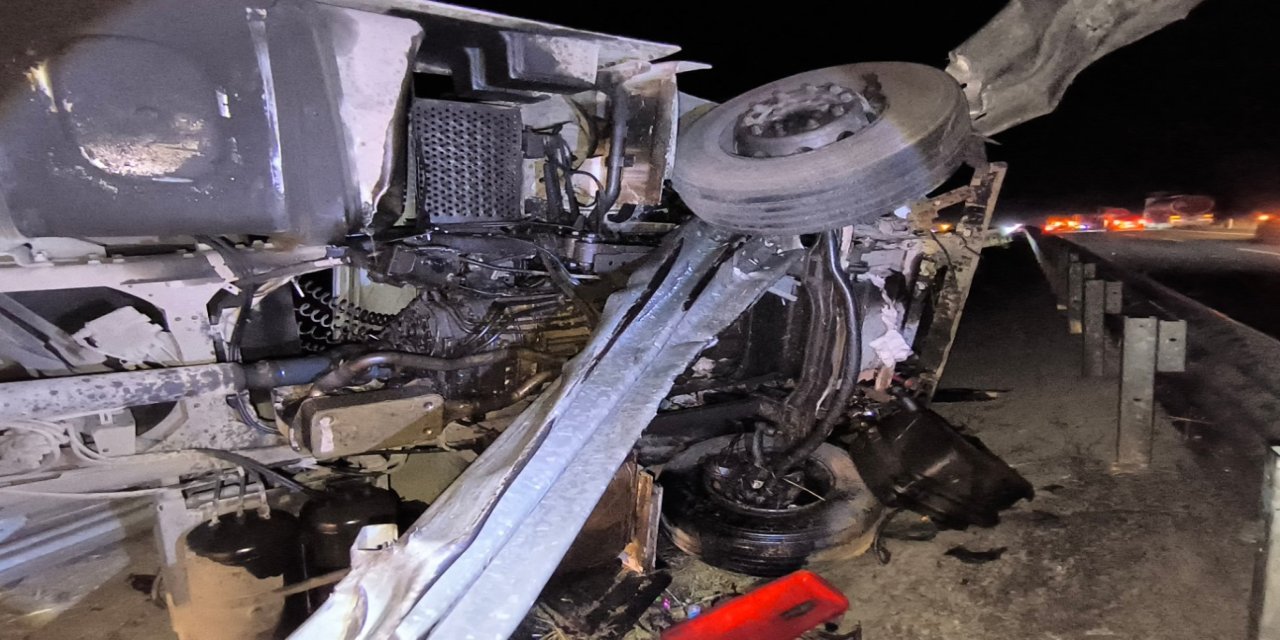 Mardin’in Nusaybin ilçesinde tanker demir bariyeri biçti: Sürücü yaralandı