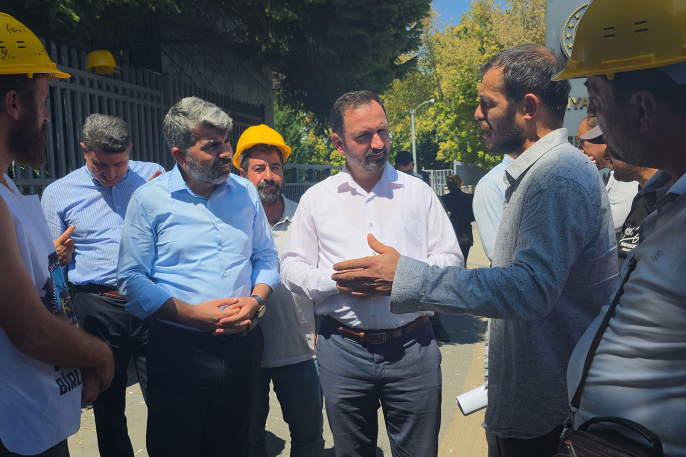 HÜDA PAR Milletvekili Faruk Dinç, hakları için eylem yapan madencileri ziyaret etti