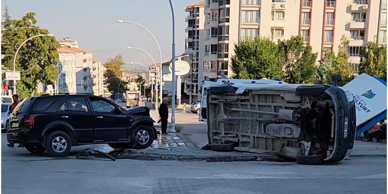 Malatya'da minibüs ile otomobil çarpıştı: 4 yaralı