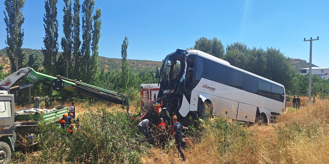 Lice'de yolcu otobüsü şarampole devrildi: 2 yaralı