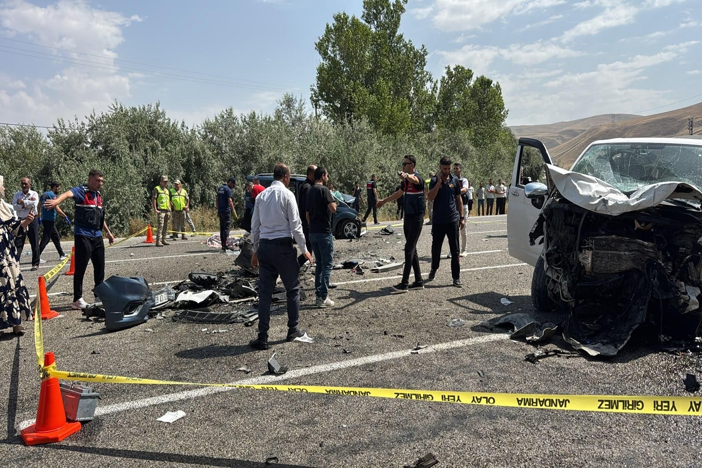 Van'ın Muradiye ilçesinde iki araç kafa kafaya çarpıştı: 2 ölü, 9 yaralı