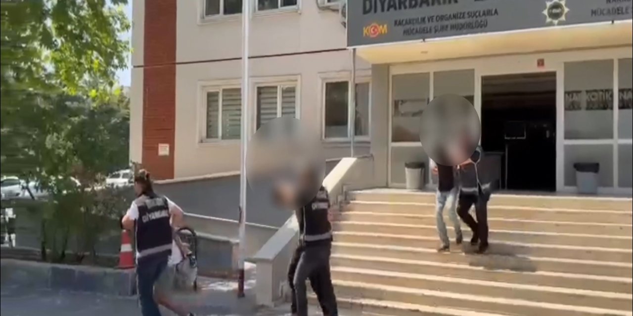 Diyarbakır’da 2 el bombasıyla yakalanan 4 kişi tutuklandı