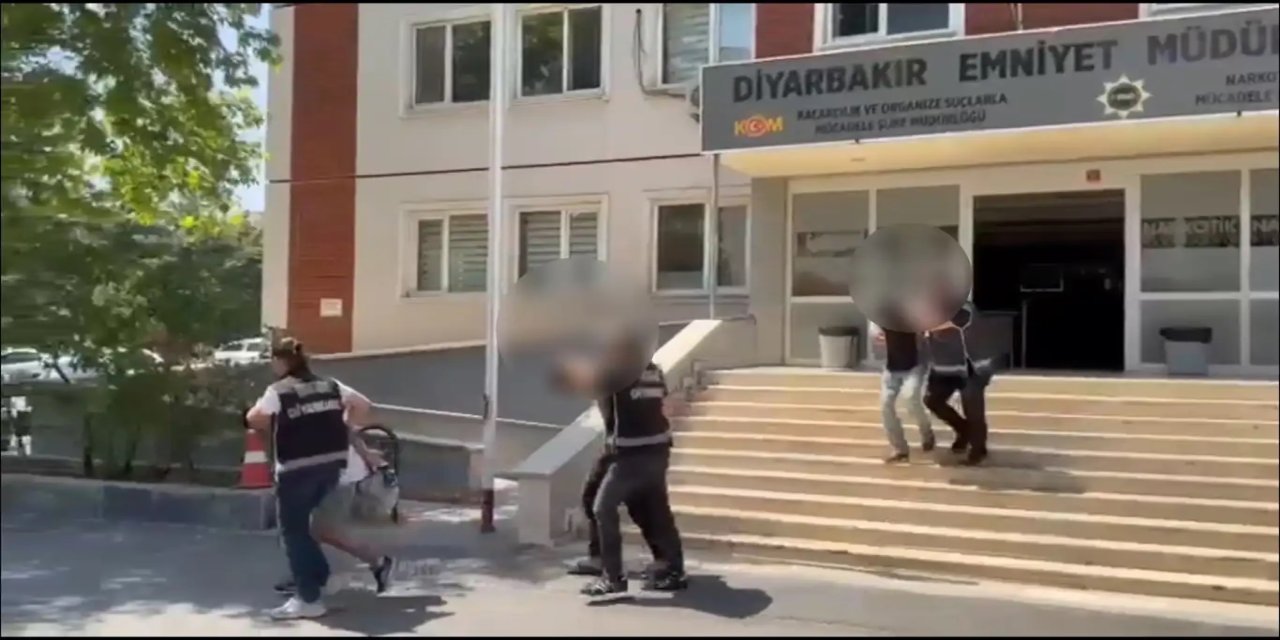 4 kesên ku li Dîyarbekirê bi 2 bombeyên destan hatibûn binçavkirin, hatin girtin