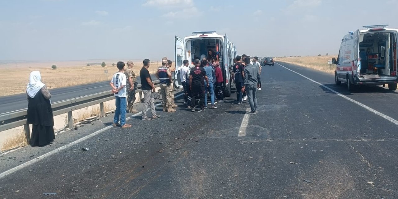 Mardin Uluslararası İpekyolu üzeri, kırsal Tepeüstü Mahallesi mevkiinde otomobil ile hafif ticari araç çarpıştı: 5 yaralı