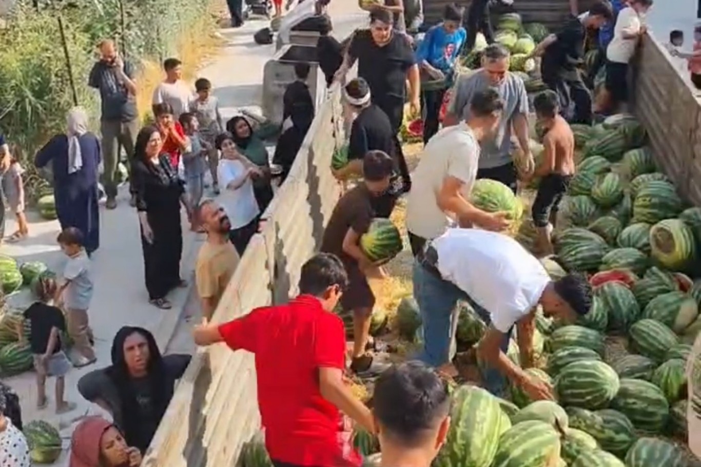 Mardin’in Nusaybin ilçesinde bir hayırsever tır dolusu karpuzu mahalleliye dağıttı