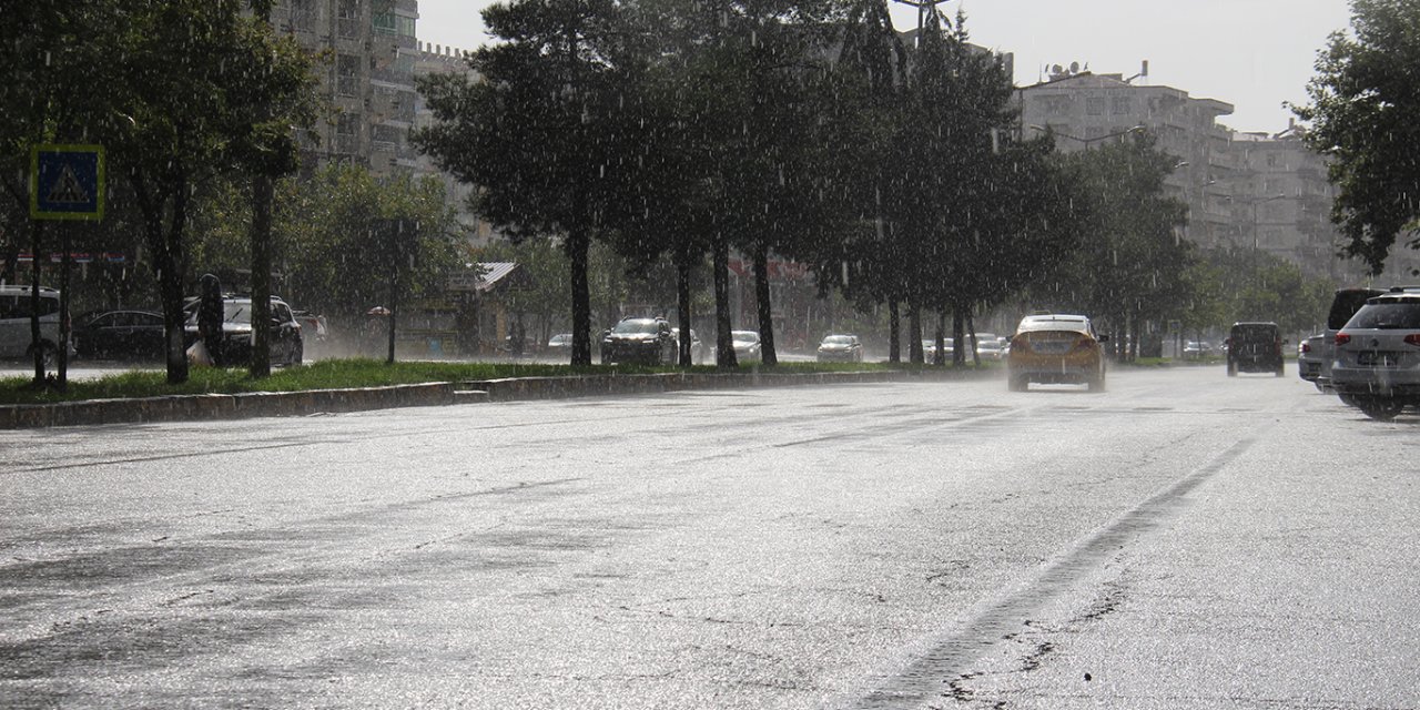Diyarbakır’da sıcak havanın ardından sağanak yağış