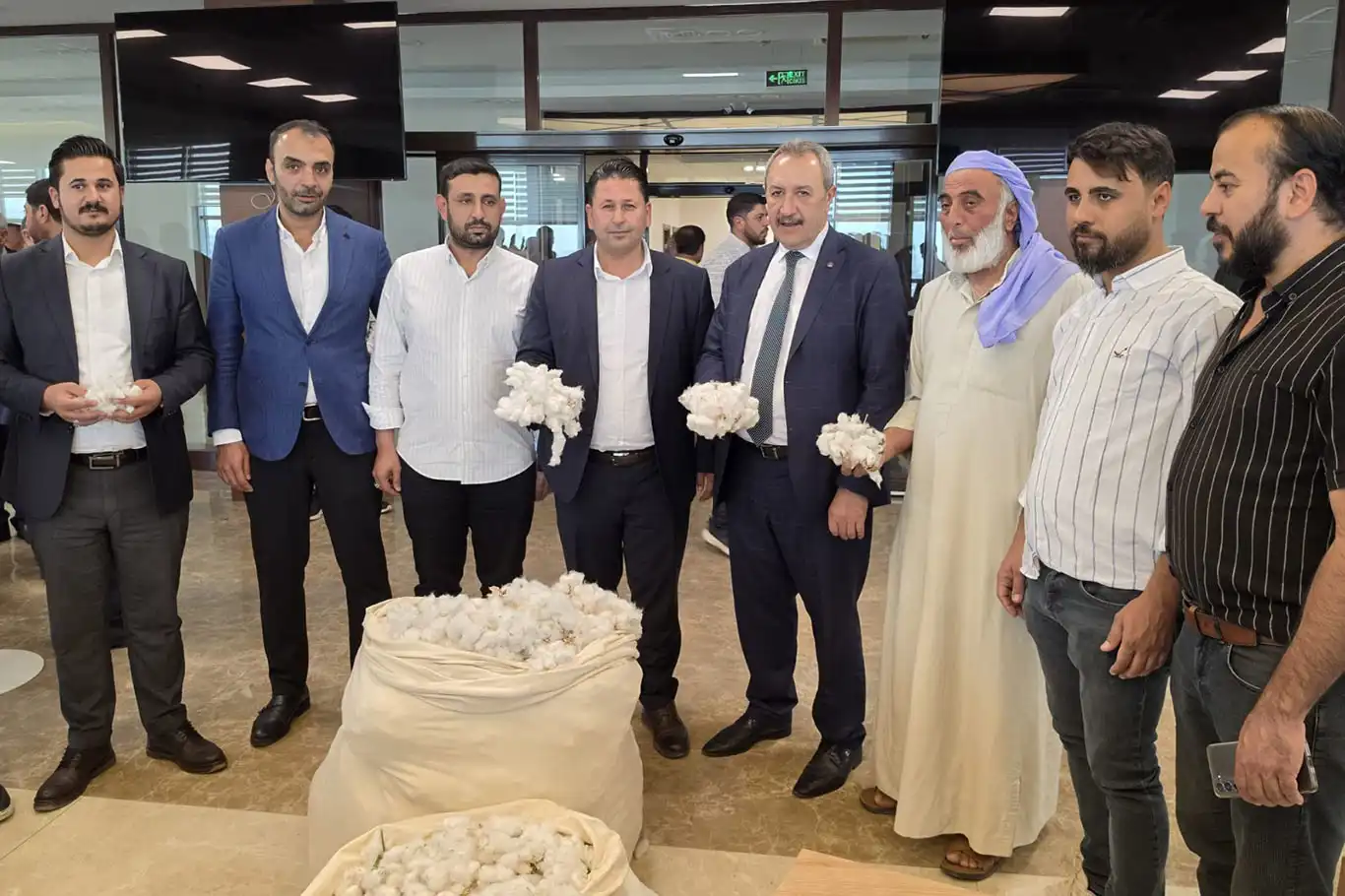 Şanlıurfa'da sezonun ilk pamuğu satıldı