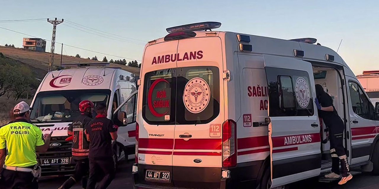 Malatya'da otomobil ile minibüs çarpıştı: 3 yaralı