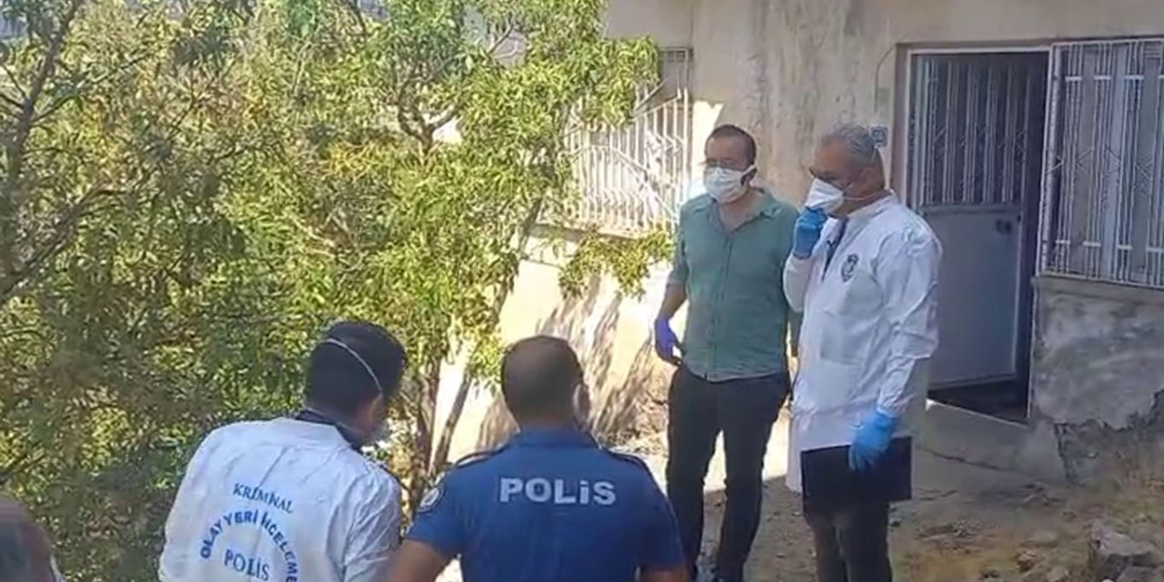 Kendisinden haber alınamayan emekli öğretmen evinde ölü bulundu