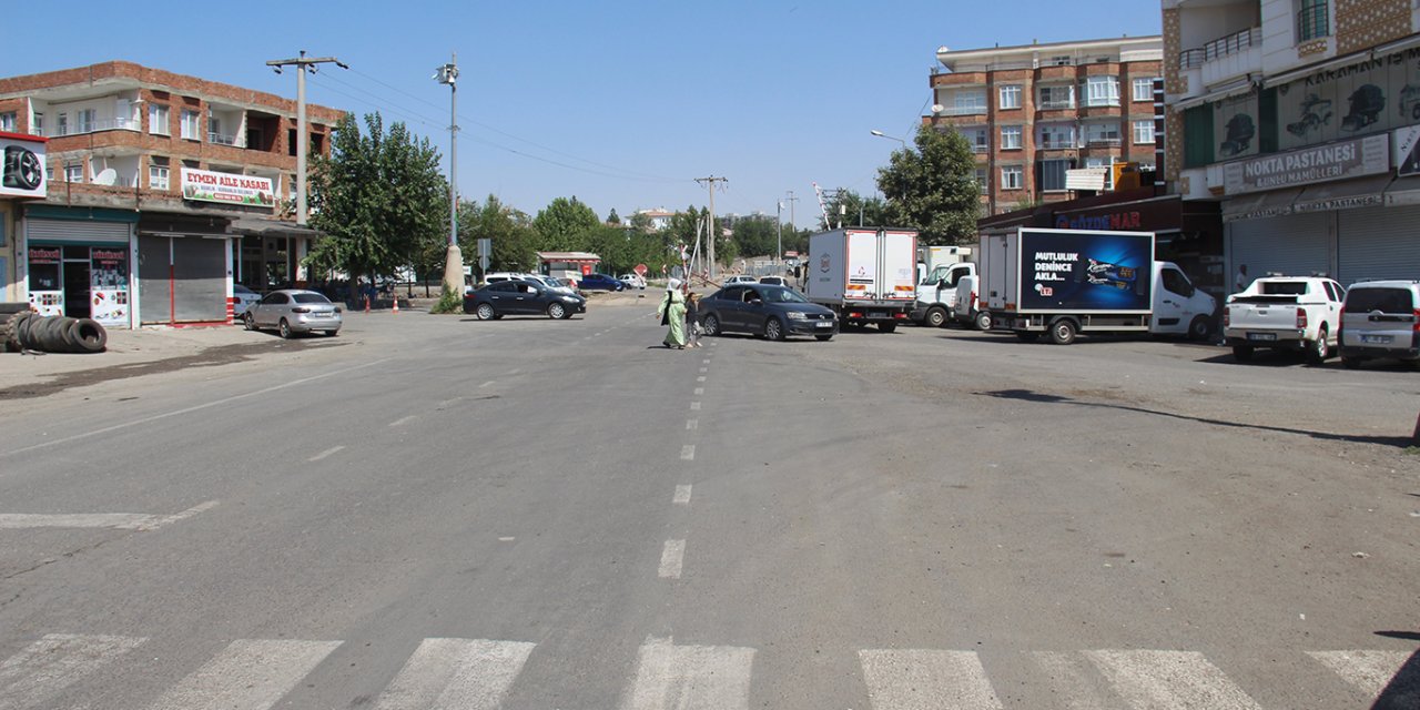 Bismil'de yıllardır değişmeyen çile: 1,5 kilometrelik caddede kaldırım yok
