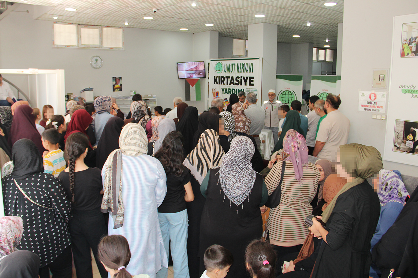 Karwana Hêvîyê li Batmanê  ji bo 450 malbatên hewcedar alîkarîya qirtasîyeyê kir
