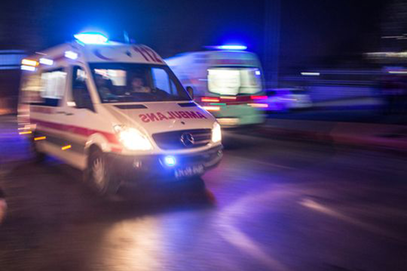 Mînîbûsek ku karkerên findiqê yên demsalî hildigirt, li qamyonetekê qelibî: 23 birîndar