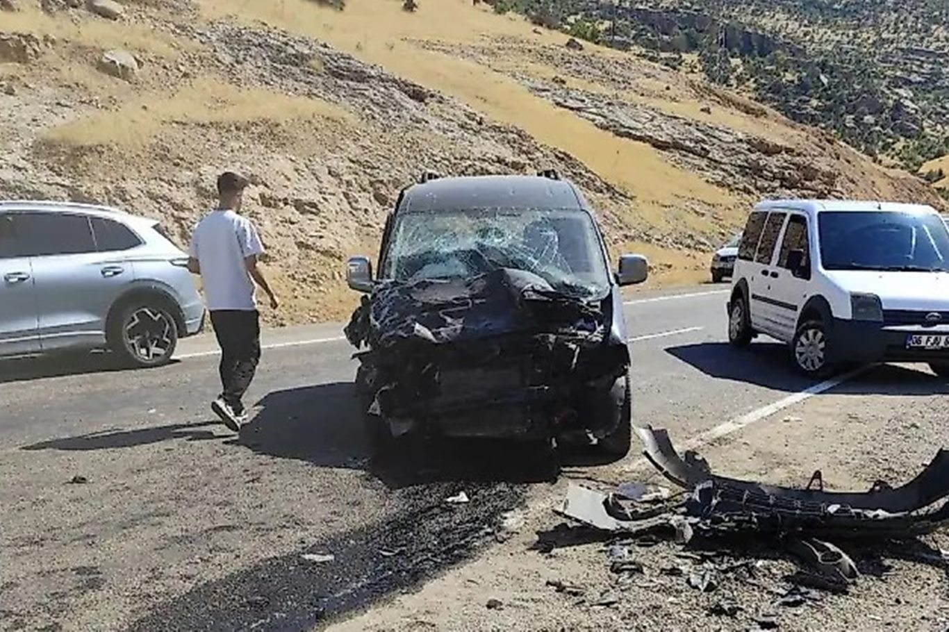 Siirt'in Eruh ilçesinde hafif ticari araç ile transit çarpıştı: 4 yaralı