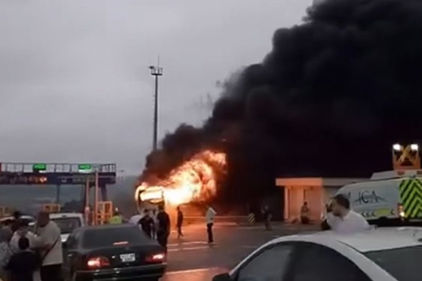 Otobûsa ku sefera Dîyarbekir-Stenbolê dikir şewitî: 2 kes mir, 8 kes jî birîndar bûn