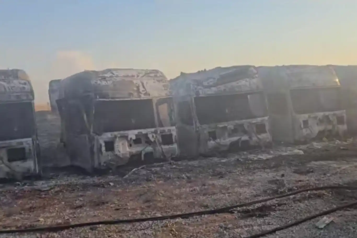 Mardin’in Kızıltepe ilçesinde hurdalıkta yangın çıktı: 20 tır kabini kül oldu