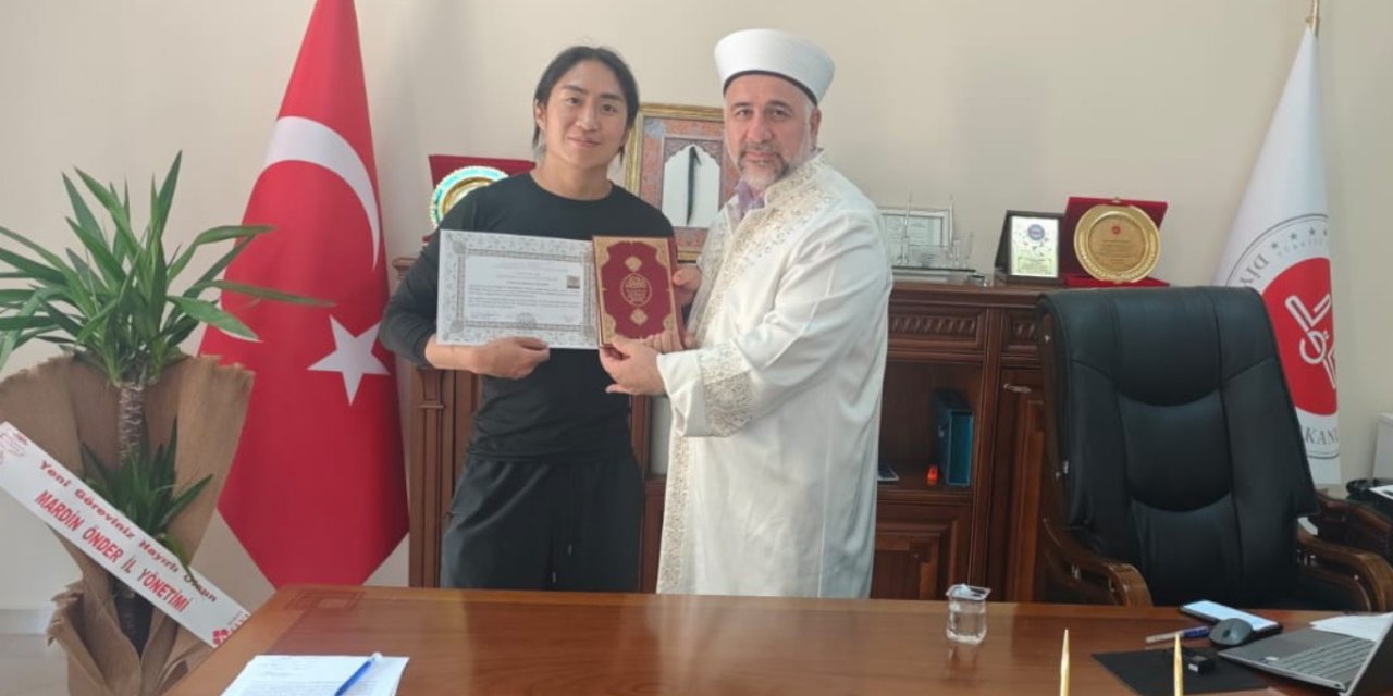 Mardin’e gezmeye gelen Güney Koreli vatandaş İslam ile şereflendi