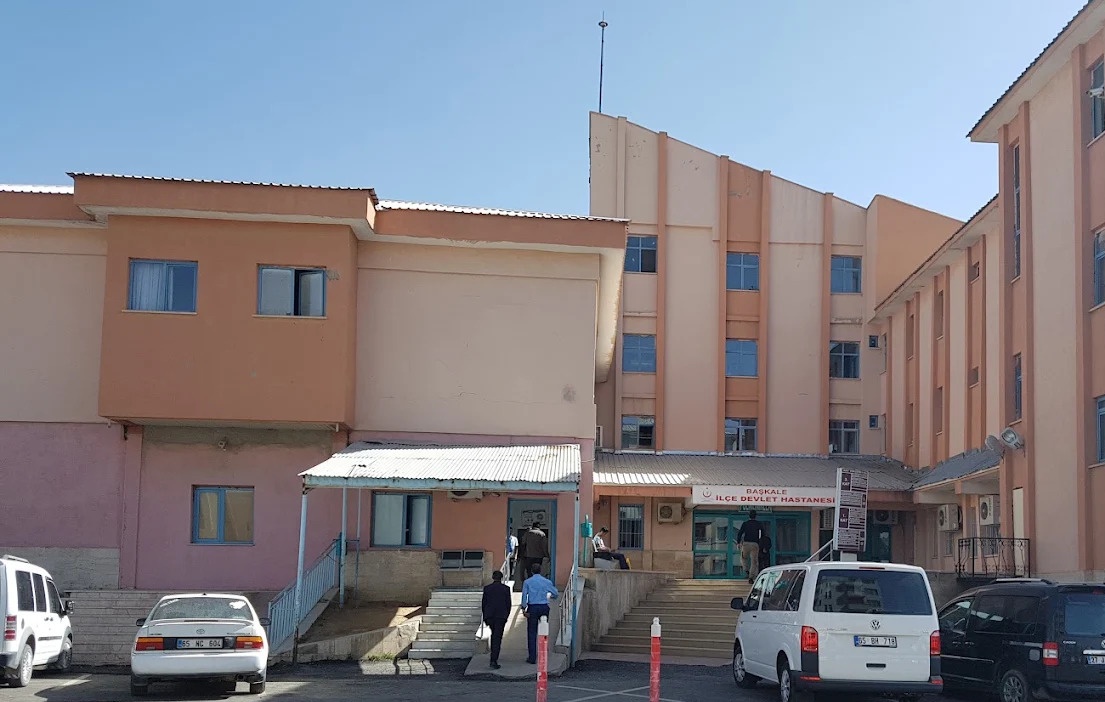 Li Wanê qamyon û mînîbûs li hev qelibîn: 13 kes birîndar bûn