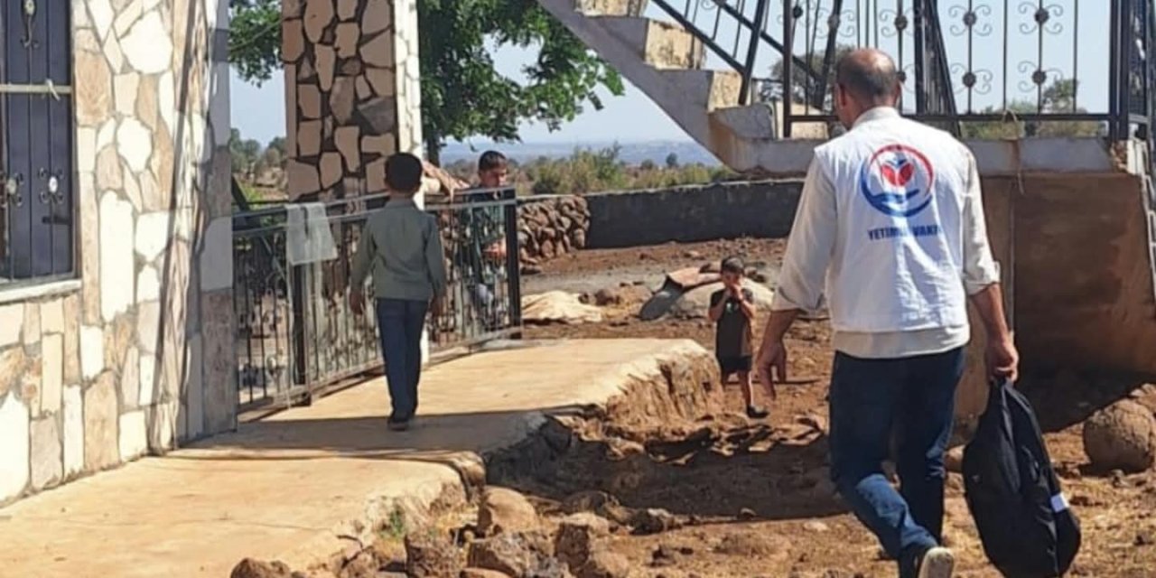 Yetimler Vakfı'ndan Çınar'da yetim çocuklara kırtasiye yardımı