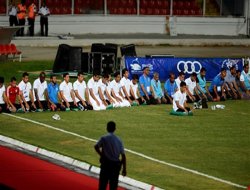 Futbol sahasında cemaatle namaz-FOTO