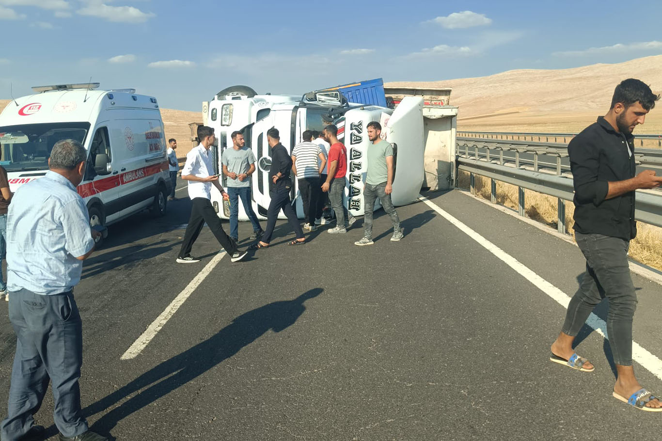Şanlıurfa'nın Viranşehir ilçesinde devrilen tır 20 kilometrelik araç kuyruğuna neden oldu