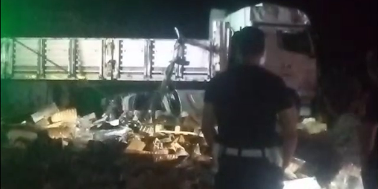 Batman-Diyarbakır yolunda meyve suyu yüklü tır devrildi