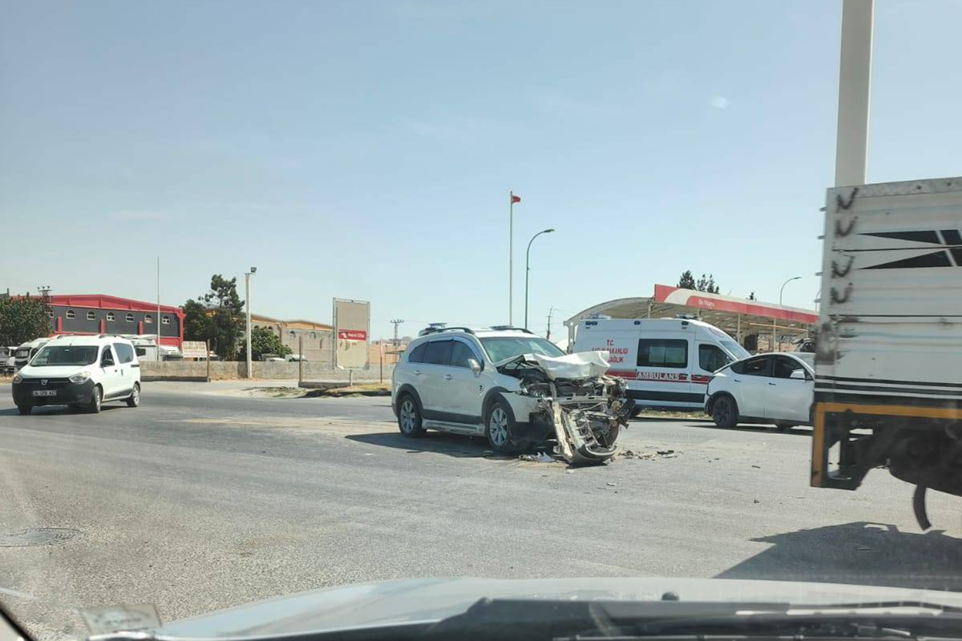 Li Rihayê du wesayît li hev qelibîn: 3 kes birîndar bûn