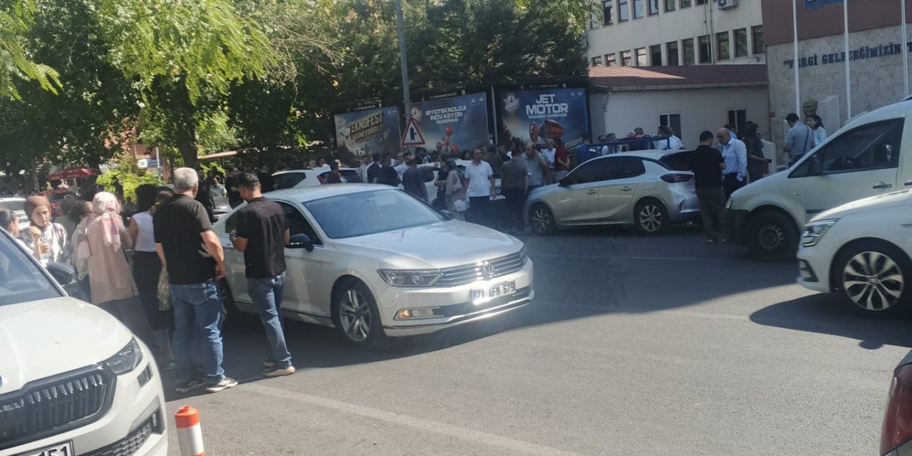 Şanlıurfa’daki deprem Diyarbakır’ı da salladı: Vatandaşlar sokağa çıktı