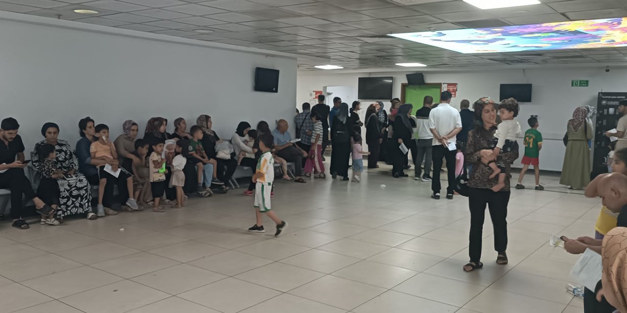 Li Diyarbekirê di servîsa lezgîn de bi sedan nexweş li benda muayeneya 2 bijîşkan rawestiyane