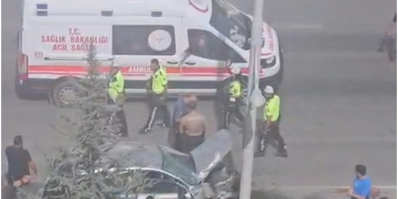 Otomobil trambüs direğine çarptı: 2'si çocuk 4 yaralı