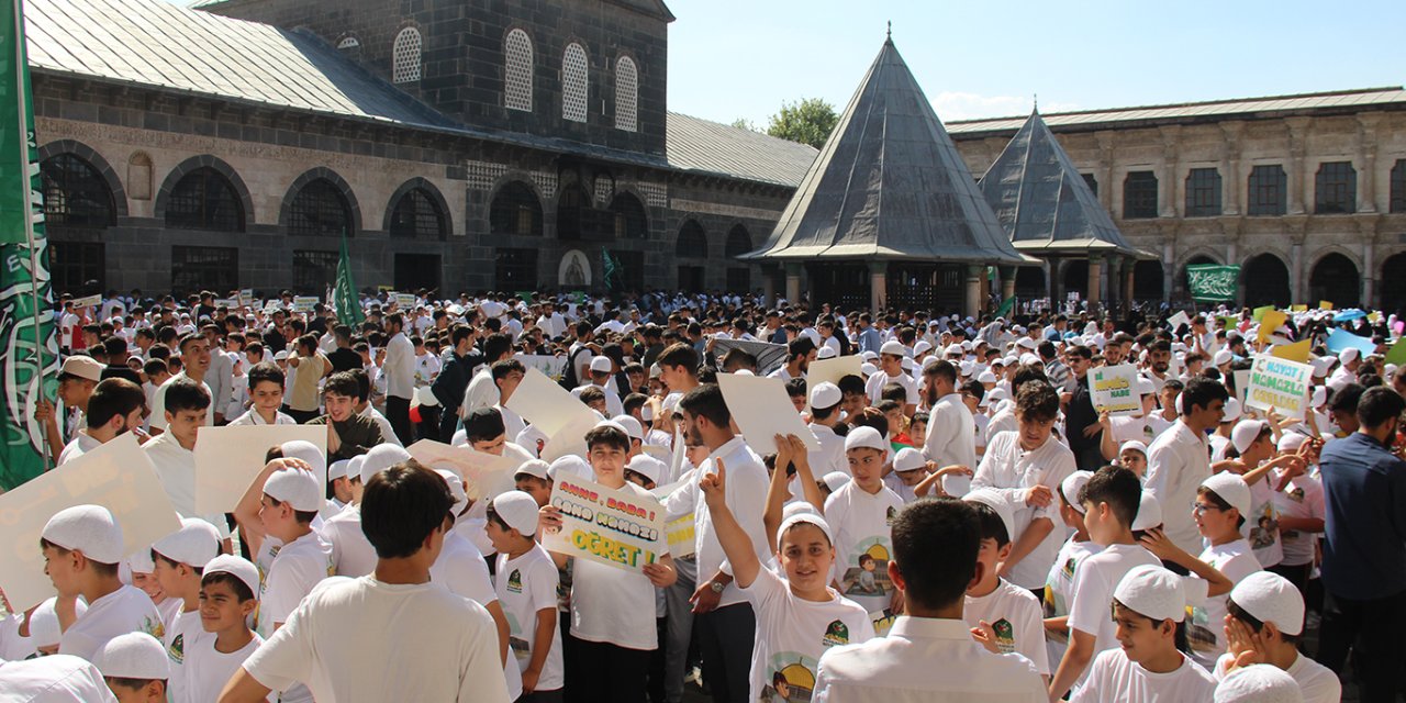 "Hayat Diyarbakır'da Namazla Güzeldir" kursunu başarıyla bitiren çocukların namaz sevinci