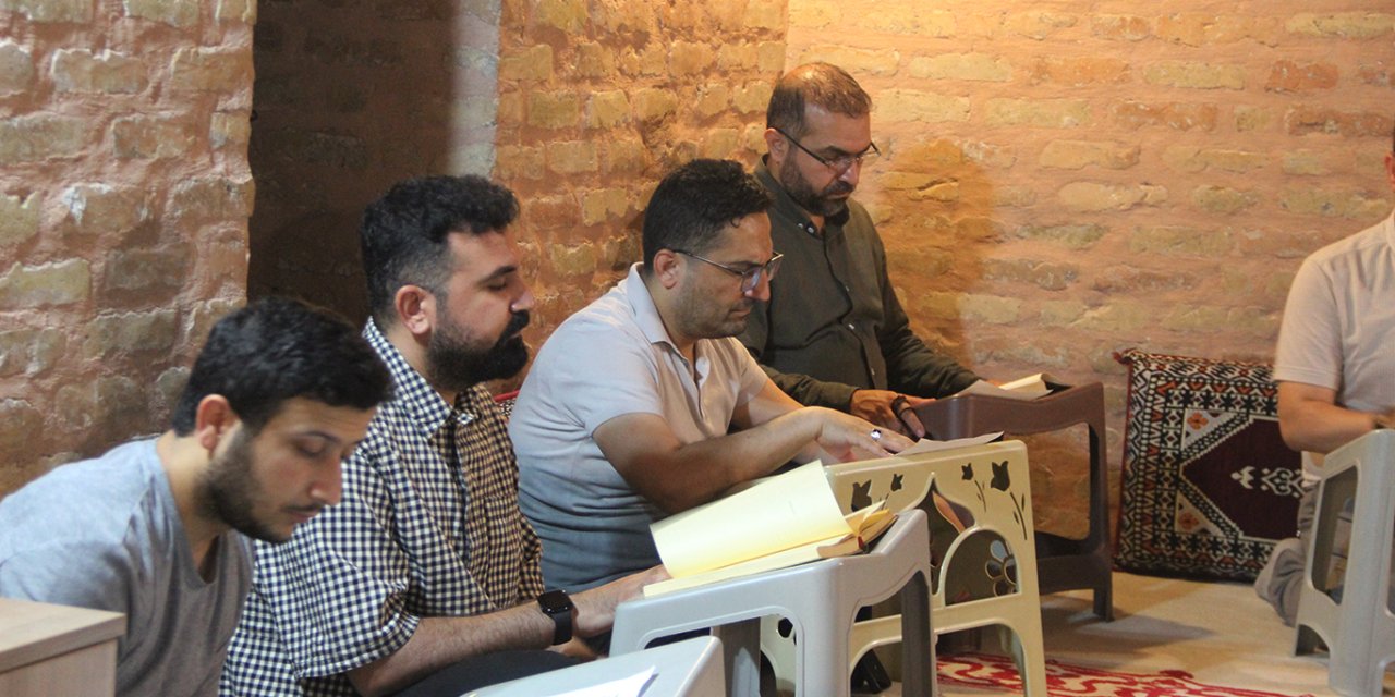 Kırmızı Medrese'de Melayê Cizîrî'nin divanı şerh ediliyor