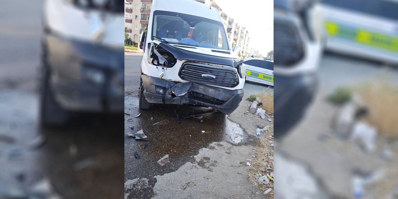 Şanlıurfa'da iki araç kafa kafaya çarpıştı