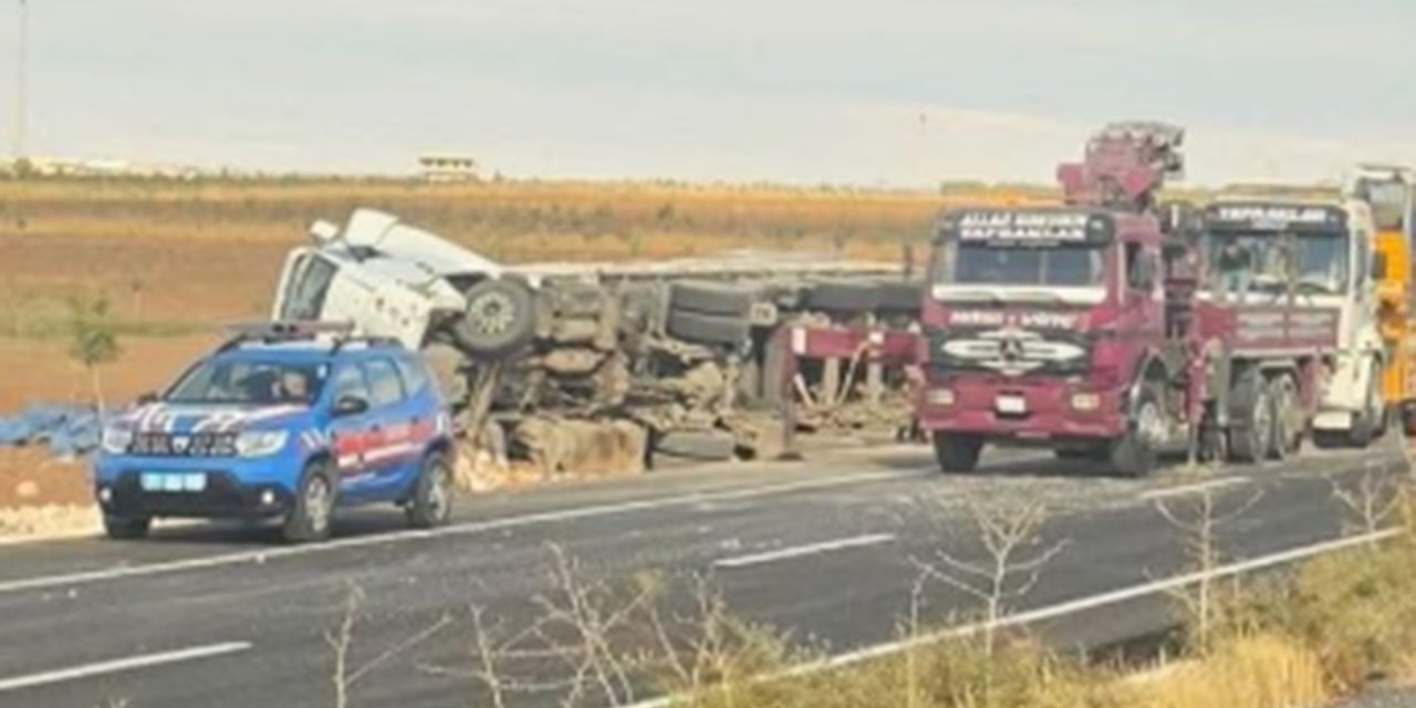 Şanlıurfa'da akü yüklü tır devrildi