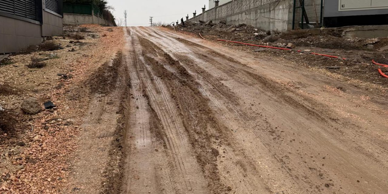 Diyarbakır’da yıllardır yapılmayan yol mahalle sakinlerini mağdur ediyor