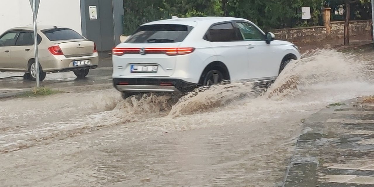 Malatya'da şiddetli yağış yolları göle çevirdi