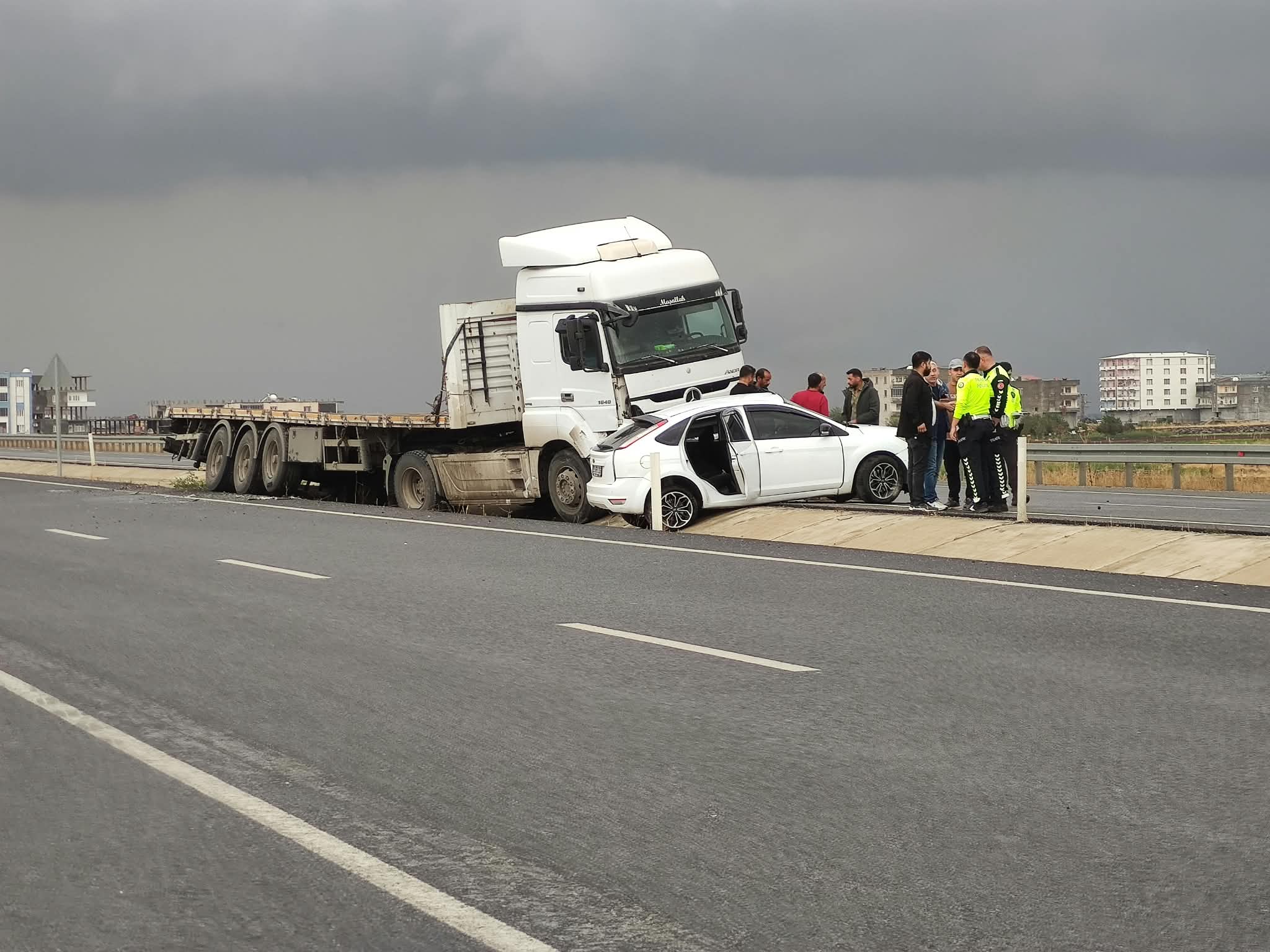 Li Rêya Derdorê ya Diyarbekirê otomobîl û tir li hev qelibîn
