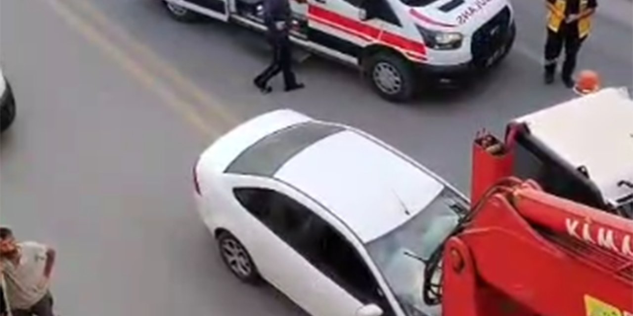 Malatya'da vinç yüklü kamyon köprüye çarptı: 2 yaralı