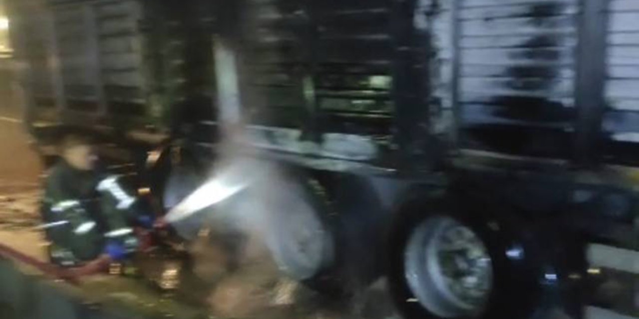 Batman-Diyarbakır yolunda seyir halindeki tır'ın lastikleri alev aldı