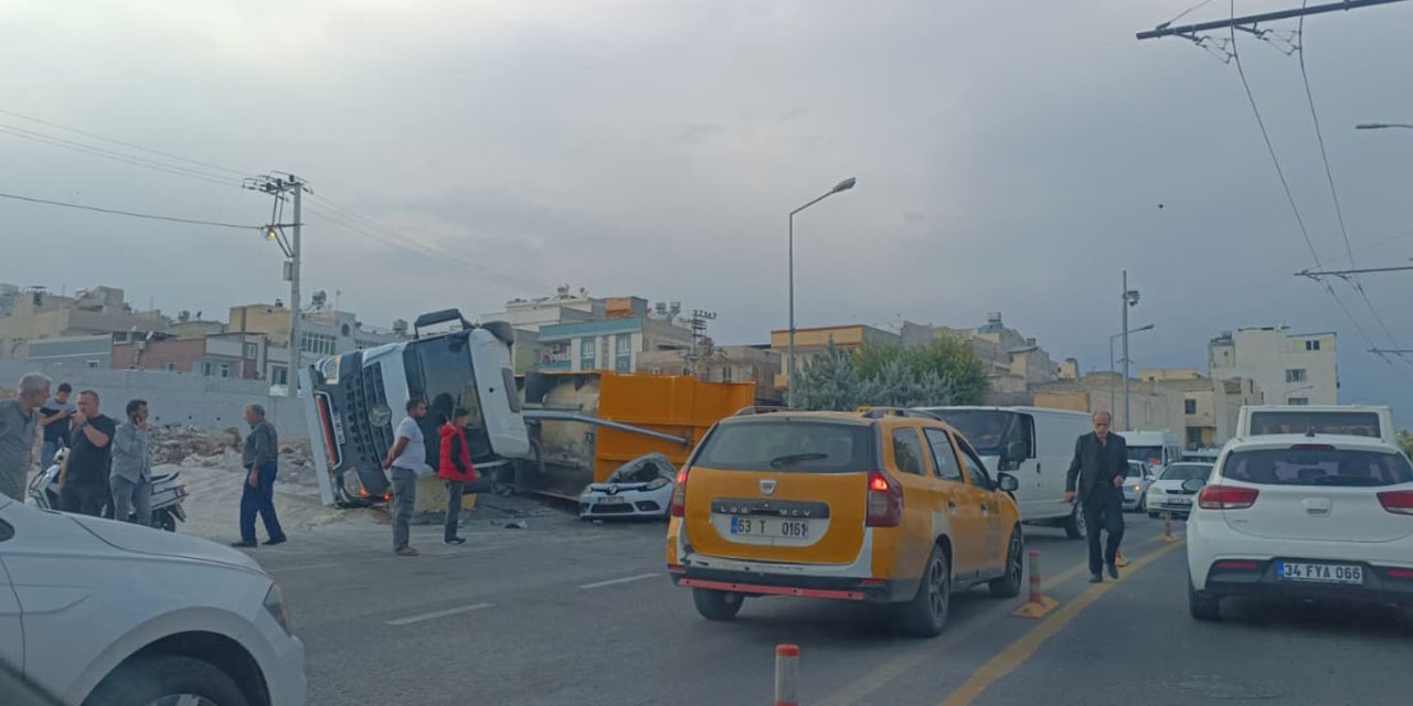 Şanlıurfa'da hafriyat kamyonu park halindeki otomobilin üzerine devrildi