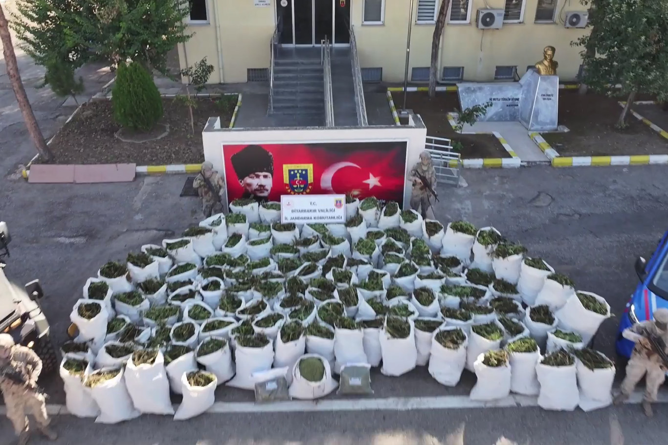 Diyarbakır'ın Bismil ilçesinde 2 ton 200 kilogram esrar ele geçirildi
