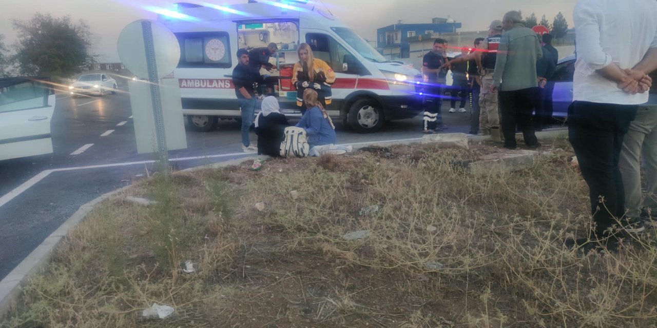 Diyarbakır-Çınar yolunda 2 otomobil çarpıştı; 2 çocuk yaralı