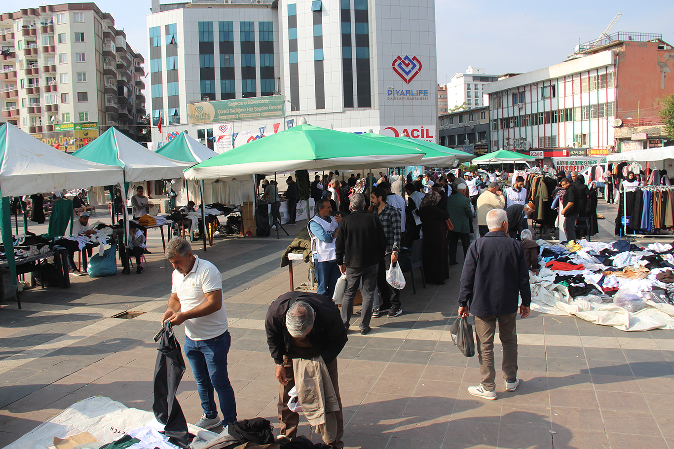 Diyarbakır Umut Kervanı tarafından İhtiyaç sahipleri yararına düzenlenen kermes yoğun ilgiyle devam ediyor