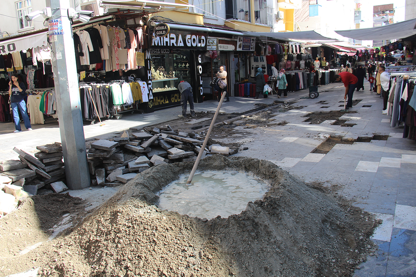 Diyarbakır'da Belediyenin yapmadığı yolu cadde esnafı onarıyor